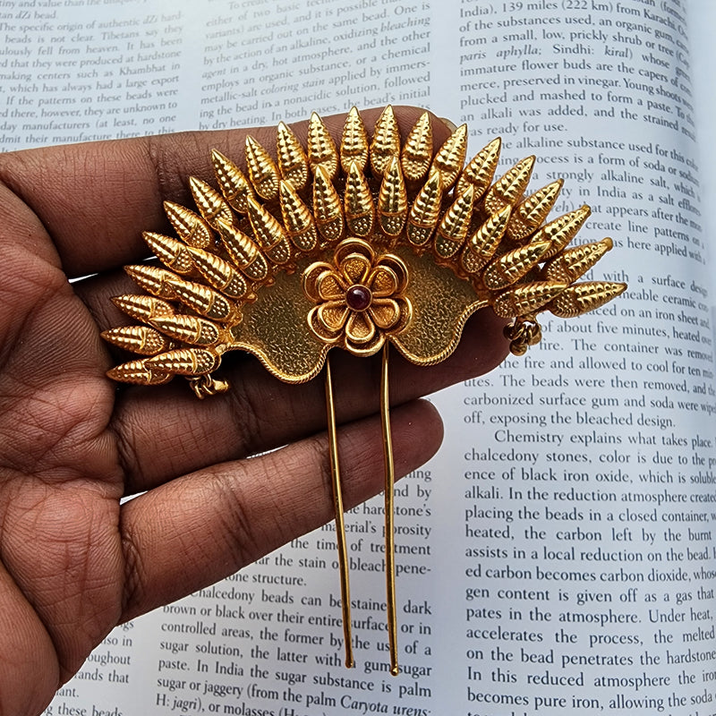 Dvirekha Mallige Moggu Hairpin